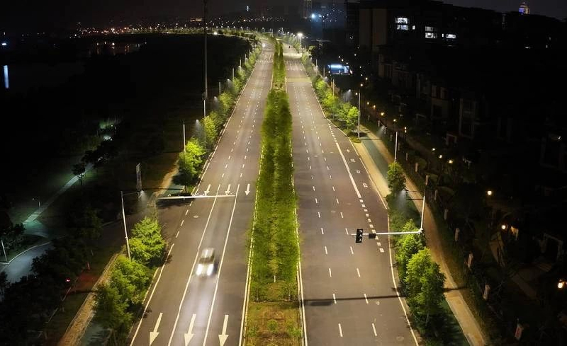湖北荆门首条智慧路灯道路亮灯