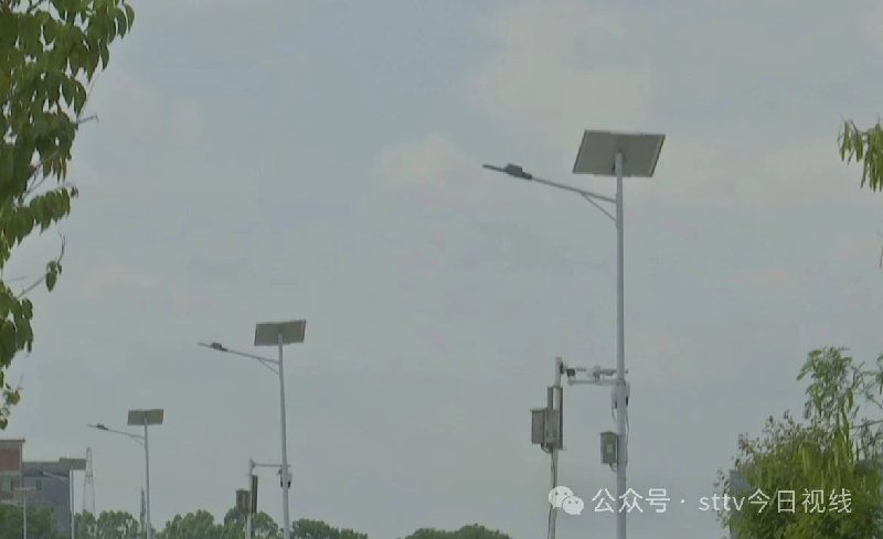 广东汕头澄海区苏溪围江堤新建智能路灯方便周边群众夜间出行
