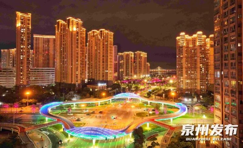 泉州最大“花瓣天桥”亮灯！四瓣花光影织就城市新地标