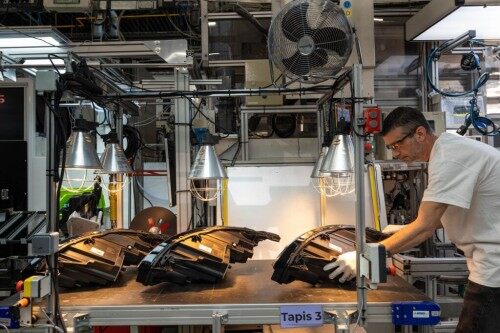 法雷奥与Stellantis合作，推出再制造LED头灯和车载显示屏