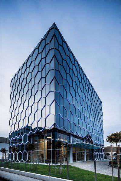蜂巢立方体状的biovet总部外立面照明设计