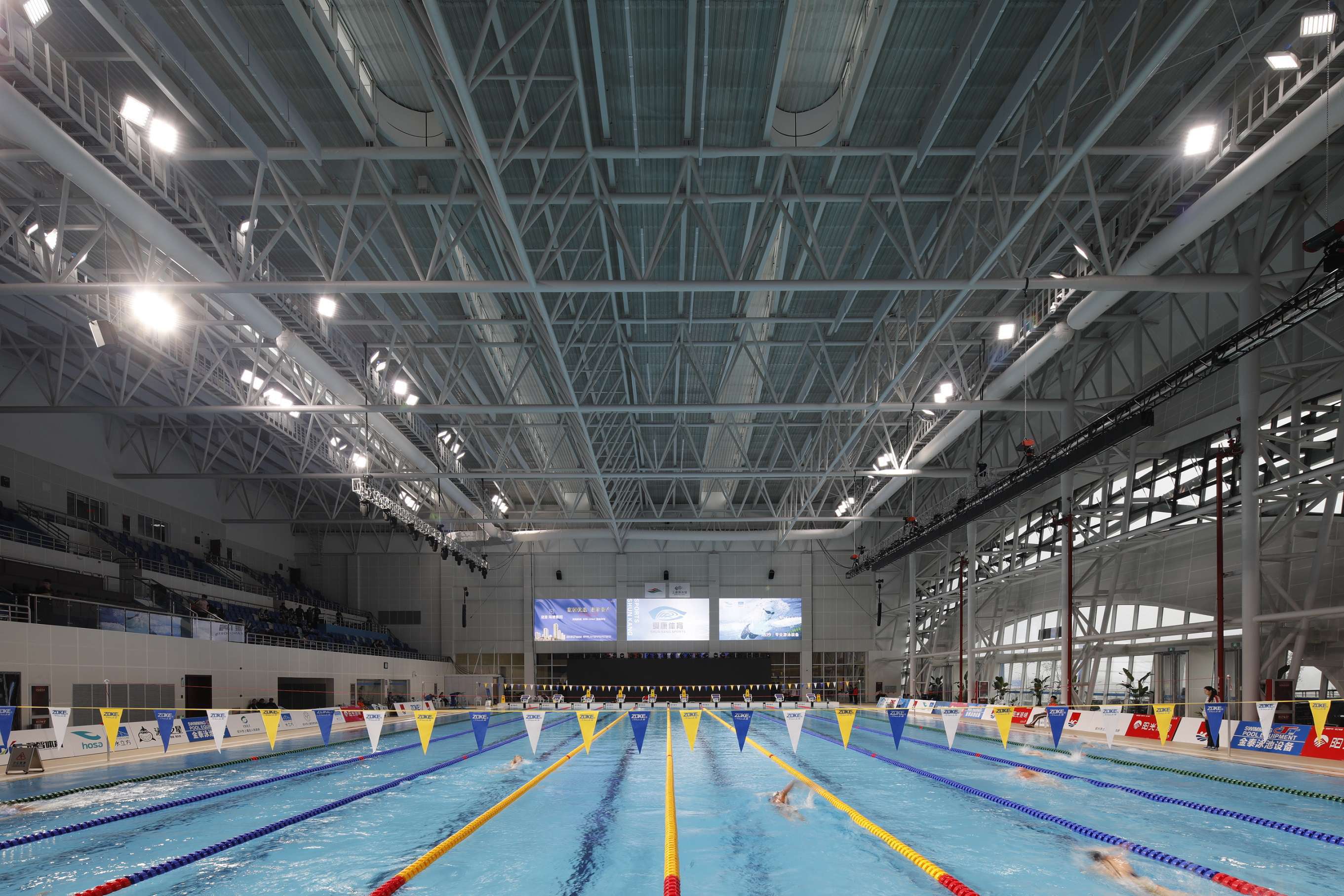 工程共分两期,近期完成的第一期工程包括体育馆与游泳馆
