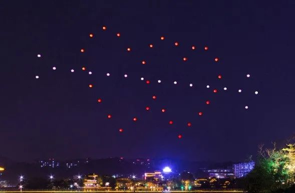 50架无人机编队灯光秀花式求婚闪耀广东惠州